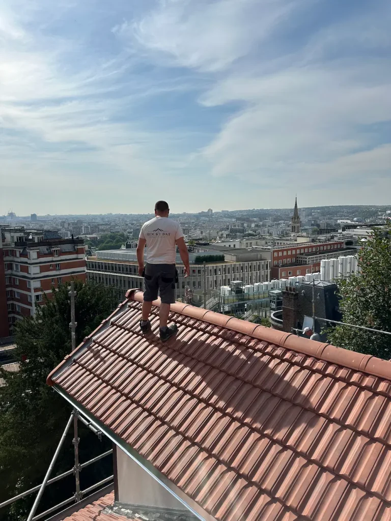 Personne sur toiture dans région parisienne avec vue sur la ville
