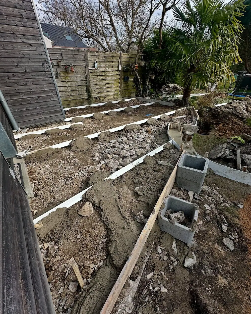 Préparation de la terrasse avant coulage de la dalle béton, décaissement et mise en place des niveaux.